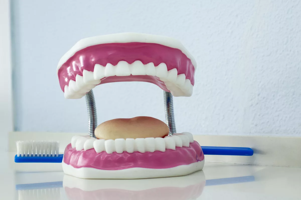 Cuidado y limpieza prótesis dentales - Clínica dental en Sevilla