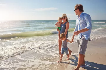 Sonrisas de verano: consejos para cuidar tus dientes durante las vacaciones - Clínica dental en Sevilla