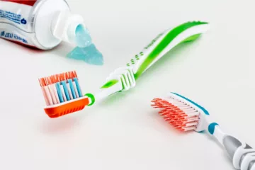La importancia del cepillado y las revisiones para evitar caries - Clínica dental en Sevilla