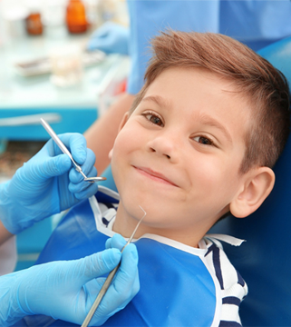 ¿Cuándo se debe llevar a los niños por primera vez al dentista? - Clínica dental en Sevilla